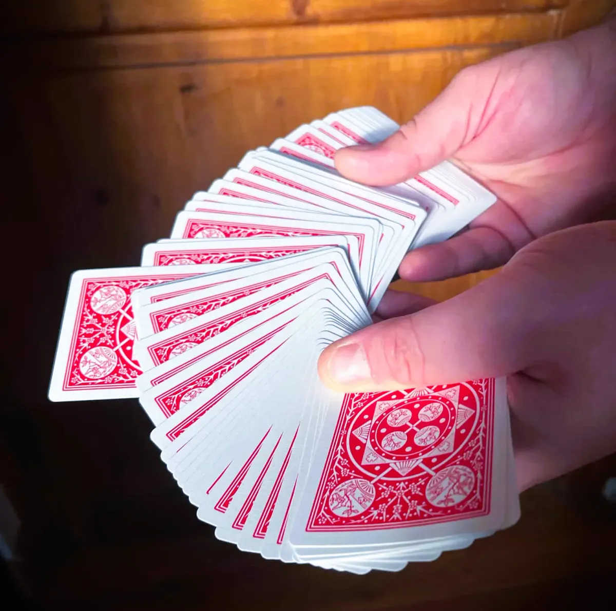 Close-up de magie avec des cartes